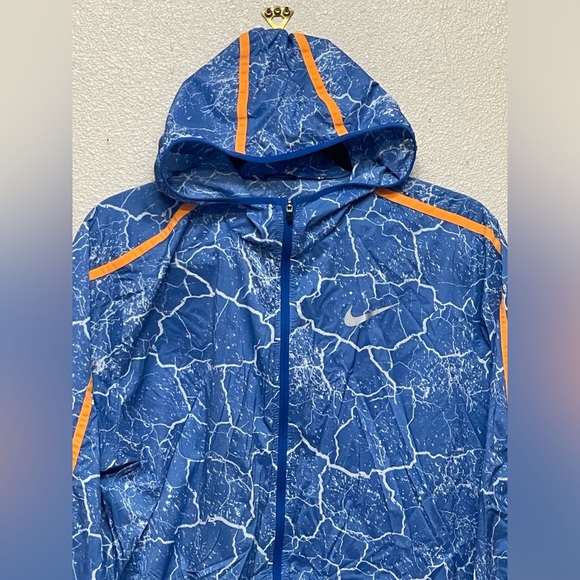 NIKE Women’s Light Weight Hooded Full Zip Jacket - Picture 2 of 9